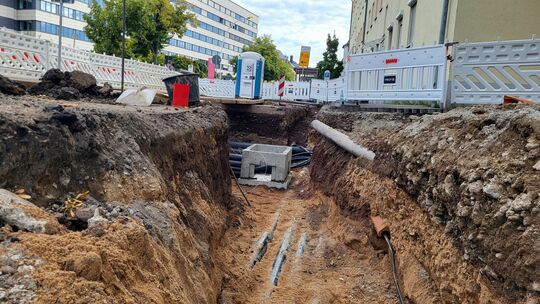 An der Kreuzung im Koblenzer Rauental, wo ein Kreisel gebaut werden soll, müssen ziemlich viele Rohre, Kabel und Kanäle auf ziem An der Kreuzung im Koblenzer Rauental, wo ein Kreisel gebaut werden soll, müssen ziemlich viele Rohre, Kabel und Kanäle auf ziem