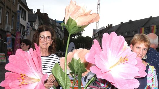 Flower Power lautete das Motto des langen Einkaufsabends in der Mayener Innenstadt – auch auf dem Marktplatz. Flower Power lautete das Motto des langen Einkaufsabends in der Mayener Innenstadt – auch auf dem Marktplatz.