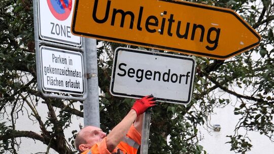 In Rodenbach wurden am Freitagmorgen Umleitungsschilder aufgestellt und Sperrungen eingerichtet.