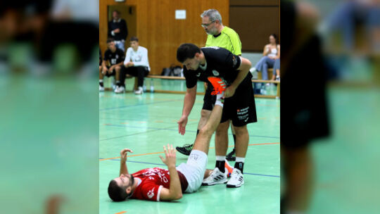 Auch Kastellaun/Simmerns Spielmacher Josip Grbavac (am Boden) ist verletzt und fällt wegen einer Wadenverletzung mindestens noch