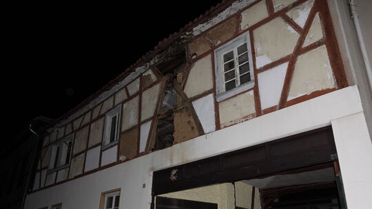 Aus dem Fachwerk dieses Hauses in Lantershofen sind Teile herausgebrochen und auf die Straße gefallen.