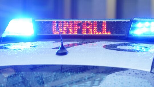 Bei einem Auffahrunfall auf der A61 am Donnerstagabend, 27. August, wurden ein 22-jähriger Pkw-Fahrer und sein 28-jähriger Beifa