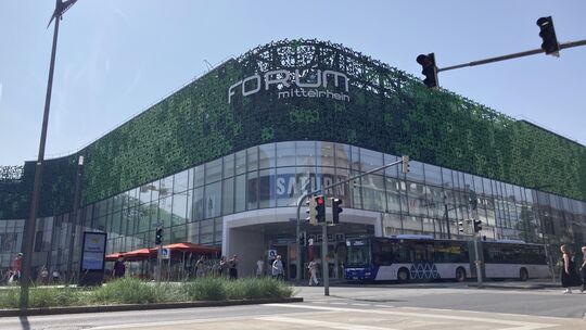Das Forum Mittelrhein am Koblenzer Zentralplatz ist eine von zwei Einkaufsgalerien in der Stadt. Das Forum Mittelrhein am Koblenzer Zentralplatz ist eine von zwei Einkaufsgalerien in der Stadt.
