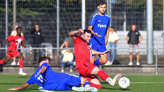 Entschlossen zur Sache gehen wie hier beim jüngsten 1:1 beim Ahrweiler BC II wollen die Spieler der SG Augst (in Blau) auch am S