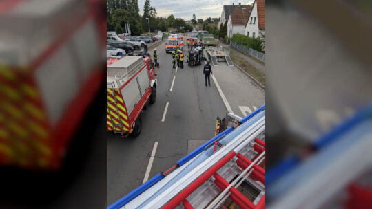 Die Sperrung der Straße veranlasste Autofahrer zu drängeln und zu wenden. Die Sperrung der Straße veranlasste Autofahrer zu drängeln und zu wenden.