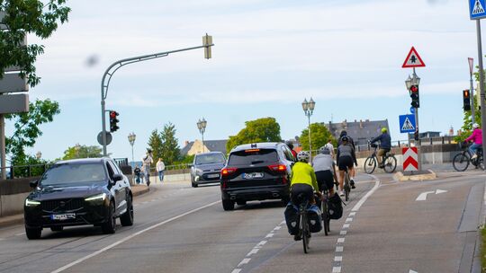 Bei dem geplanten Verkehrsversuch auf der Koblenzer Balduinbrücke würden Radfahrer auf der Fahrbahn das Tempo vorgeben.