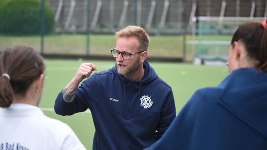 Beim Heimspiel gegen den TV Alzey Mitte Mai gab Florian Mußgay (Mitte) noch die Richtung bei den Frauen des VfL Bad Kreuznach vo