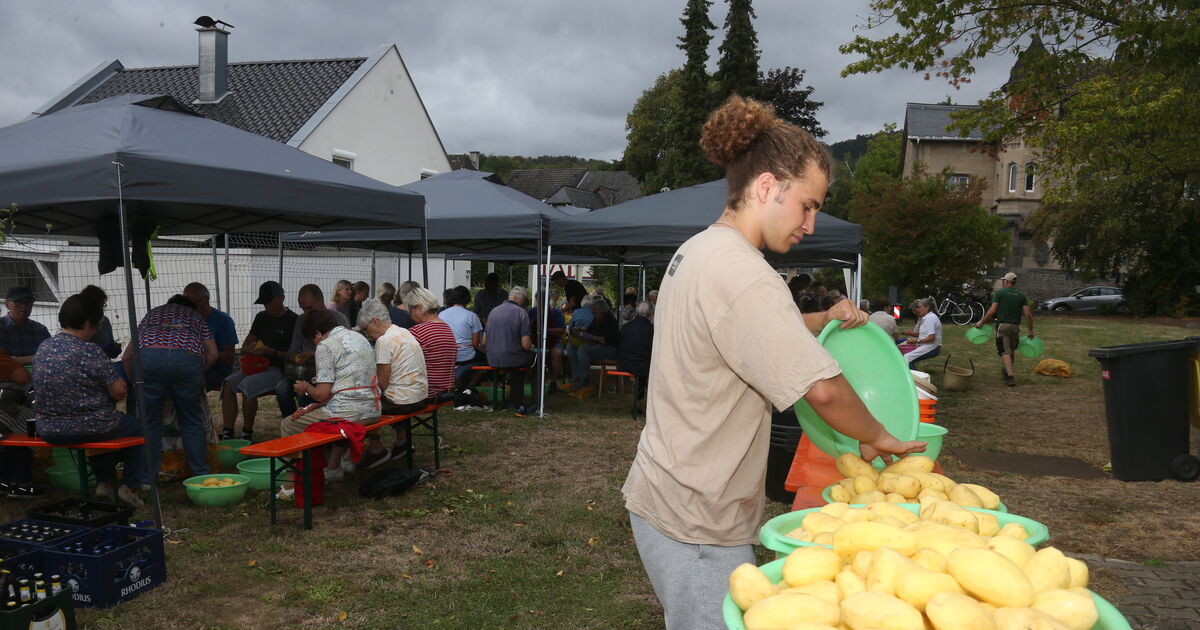Looking forward to the Kröbbelchefest: Kottenheim residents process 100 ...