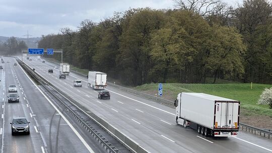 In Rheinland-Pfalz und einigen anderen Bundesländern dürfen derzeit auch an Sonntagen Lastwagen Waren transportieren.
