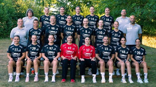 Die HSG Hunsrück geht mit folgendem Aufgebot in die Regionalliga-Saison 2026/27: (hintere Reihe, von links) Betreuerin Linda Gei Die HSG Hunsrück geht mit folgendem Aufgebot in die Regionalliga-Saison 2026/27: (hintere Reihe, von links) Betreuerin Linda Gei