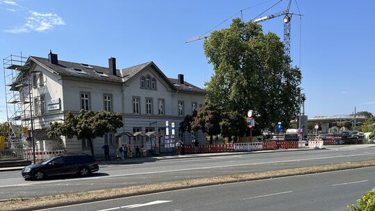 Das 1869 errichtete Vallendarer Bahnhofsgebäude steht unter Denkmalschutz. Die Landesdenkmalbehörde befürchtet, dass sich der Ne Das 1869 errichtete Vallendarer Bahnhofsgebäude steht unter Denkmalschutz. Die Landesdenkmalbehörde befürchtet, dass sich der Ne