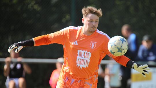 Abschlag: Marc Roth, der Torwart der Spvgg Fischbach, befördert den Ball nach vorne. Er tritt mit seinem Team am Sonntag bei der