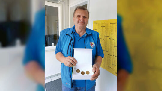 Eine Frau hat der Koblenzer Bahnhofsmission um Hans Neffgen drei Goldmünzen gespendet.