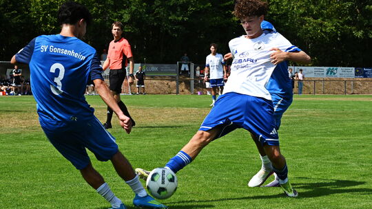 Die U19 des JFV Wolfstein Ww/Sieg (in Weiß) will gegen den SV Saar die ersten Punkte einfahren.
