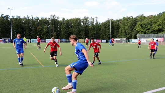 Der VfB Wissen (in Blau Felix Arndt) ist gegen den Aufsteiger der klare Favorit am frühen Samstagabend.