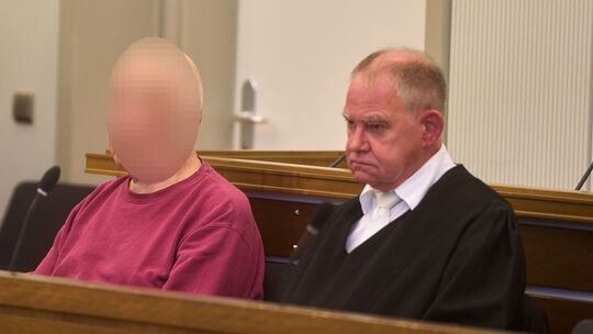 Der Mörder von Amy Lopez muss zur Urteilsverkündung im Koblenzer Landgericht direkt in die Augen von Robert und Walter Rimbau sc Der Mörder von Amy Lopez muss zur Urteilsverkündung im Koblenzer Landgericht direkt in die Augen von Robert und Walter Rimbau sc