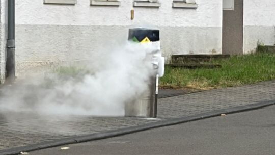 Sauerstoff strömt aus einem defekten Gerät. Die Feuerwehr verbrachte den Behälter nach draußen wo der konzentrierte Sauerstoff k