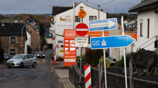 Ein vorübergehend geltende neue Verkehrsführung in Kaifenheim löste einen unerbittlich geführten Streit in dem Eifeldorf aus. Na