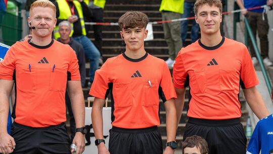 Jonas Braun (Mitte) ist ein großes Schiedsrichter-Talent. Der 16-Jährige pfiff am Dienstag in Gondershausen die Rheinlandpokal-P