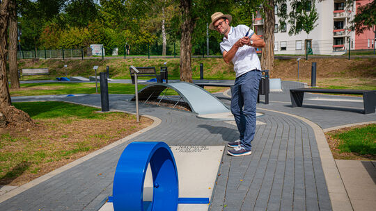 Gregor Pallast testet die Minigolfanlage in Bad Bodendorf.
