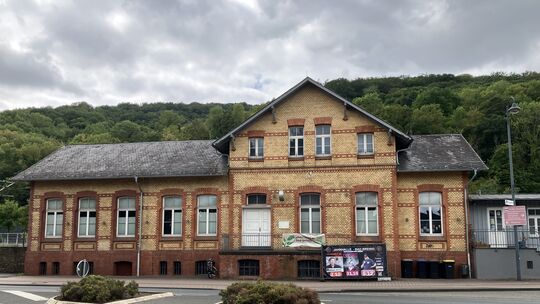 Das Bahnhofsgebäude in Bad Breisig wird rege genutzt. Anfang 2011 ist dort der Jugend- und Kulturbahnhof eröffnet worden.