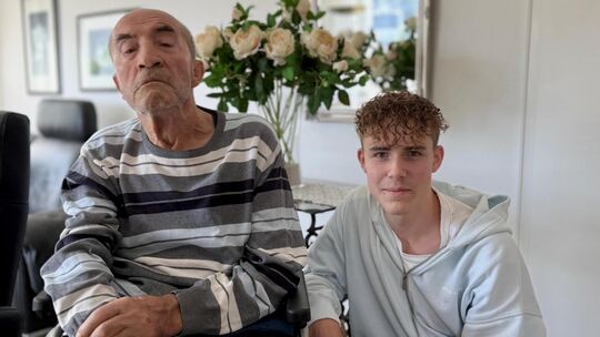 Der Dauersberger Tom Groß mit seinem über 90-jährigen Großvater. Der Dauersberger Tom Groß mit seinem über 90-jährigen Großvater.