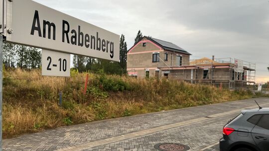 Im Neubaugebiet „Am Rabenberg“ in Neuhäusel sollen zwei Grundstücke zum Höchstgebot verkauft werden.