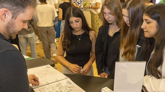Auf Interesse stieß der Stand des Ingenieurbüros Alhäuser und König bei diesen Schülerinnen.