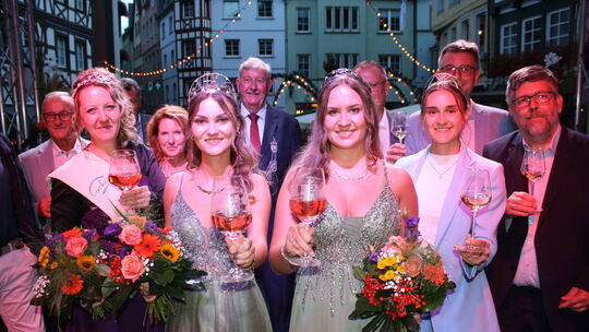 Zum Festauftakt heißen Cochems Weinregentinnen Alicia und Lea auch Moselweinprinzessin Nele willkommen.