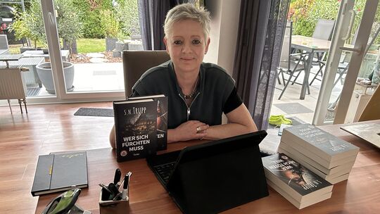 Sabine Trupp mit ihrem neuen Roman "Wer sich fürchten muss". Sabine Trupp mit ihrem neuen Roman "Wer sich fürchten muss".