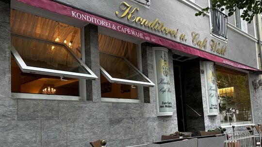 Das traditionsreiche Café Wahl in der Kurhausstraße steht vor ungewisser Zukunft nach Insolvenzantrag.