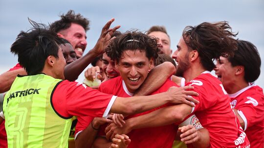 Kollektiver Jubel in der Nachspielzeit bei Rot-Weiss Koblenz: Kapitän Almir Ahmetaj (Mitte) war am 0:1 gegen Schitt Mainz nicht Kollektiver Jubel in der Nachspielzeit bei Rot-Weiss Koblenz: Kapitän Almir Ahmetaj (Mitte) war am 0:1 gegen Schitt Mainz nicht