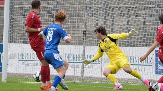 Eisbachtals Keeper David Arnolds (in Gelb) war der beste bei den Westerwäldern in Pirmasens und verhinderte mit starken Paraden