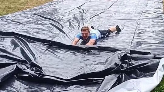 Auch Projektleiter Alexander Stahl hatte bei den Vorbereitungen zum „Wäller Warrior Run“ seinen Spaß.