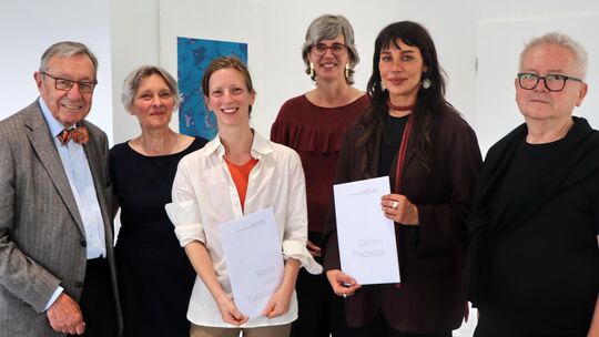 Ronia Adl-Tabatabai und Carolin Piechotta (von links mit den Urkunden) wurden für ihr künstlerisches Schaffen mit einem Stipendi