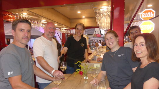 Stephan Weck, Vorsitzender des Weinfestausschusses (2. von links), genehmigt sich hier mit Weinfreunden am Stand des Weingutes Stephan Weck, Vorsitzender des Weinfestausschusses (2. von links), genehmigt sich hier mit Weinfreunden am Stand des Weingutes