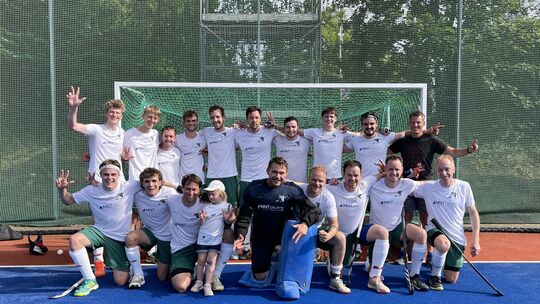 Mit diesem Team geht der Limburger HC in die neue Feldrunde der 2. Regionalliga, hintere Reihe von links: Niklas Musgad, Nils Mi