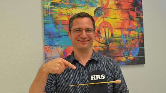 Seit dem Start des neuen Schuljahres gibt der leidenschaftliche Musiker Christoph Zirfas aus Deesen in der Heinrich-Roth-Realsch
