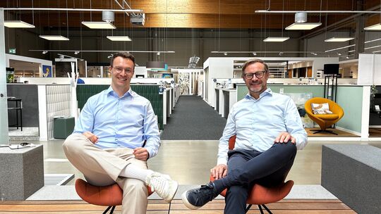 Sohn Jan (links) und Vater Georg Böcking (rechts) führen gemeinsam die Geschicke des Bad Kreuznacher Holz- und Baustoffzentrums