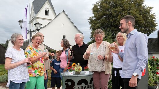 Das Orgateam der Veranstaltung mit dem Mann mit den Fäden in der Hand, Leon Schick (rechts).