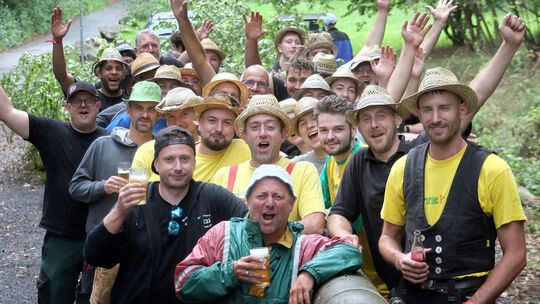 Alte und junge Burschen hatten im Wald ihren Spaß.