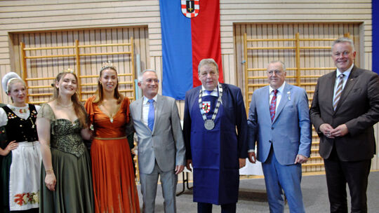 Bei einem Festakt wurde Thomas Bogler (mit Winzerschürze und Ehrenkette) zum neuen Winninger Ehrenwinzer ernannt. Es gratulierte Bei einem Festakt wurde Thomas Bogler (mit Winzerschürze und Ehrenkette) zum neuen Winninger Ehrenwinzer ernannt. Es gratulierte