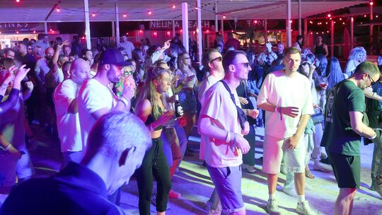Beim Ondèa-Festival verwandelte sich der Neuma Beach für einen Tag in eine Mischung aus Ibiza, Beachclub und elektronischem Tanz