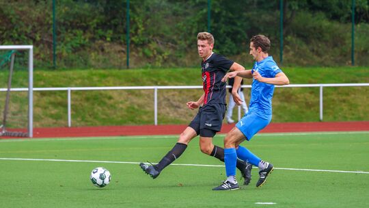 In wenigen Sekunden darf Rennerods Niklas Hölper (links) das 1:0 bejubeln. Sicherheit brachte dies aber nicht in das Spiel der H