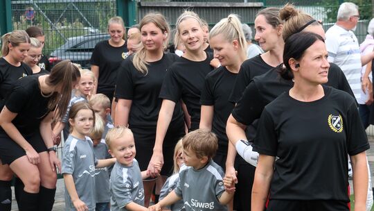 Die ehemaligen Frauen des SVR trafen auf die ehemaligen Trainer aus dem Frauen- und Mädchenfußball.