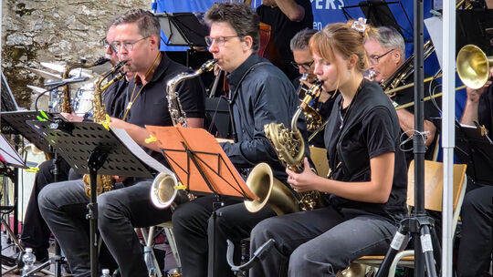 Ein breites musikalisches Angebot gab es beim Diezer KlangFluss: Das 14-köpfige Rhein Main Jazz Orchestra spielte im Garten des