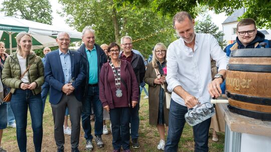 Thomas Wolter hat das Fass mit dem Festbier auf dem Rheinbreitbacher Parkfest angeschlagen. Ehrengäste Ellen Demuth (MdB), Jürge