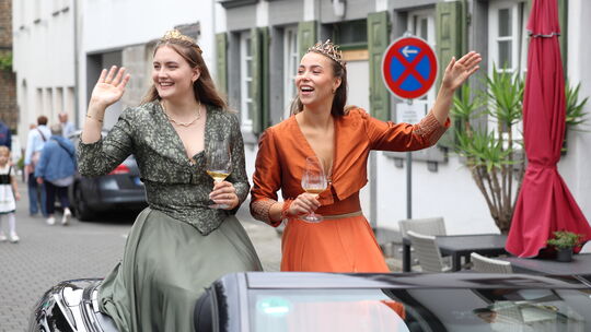 Weinkönigin Hanna Oberle (links) und Weinhex Sofie Mayr (rechts) sind ein enges Gespann, auch beim Umzug sitzen sie nebeneinande