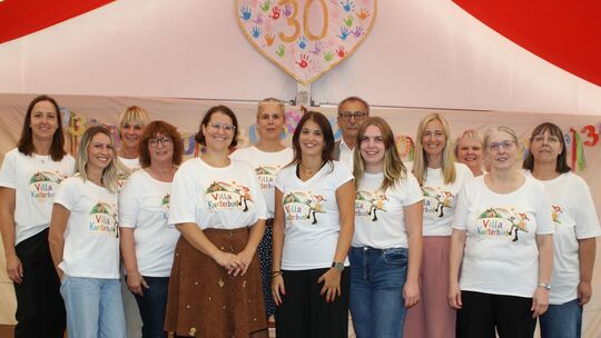 Das Betreuungsteam des Illericher Kindergartens Villa Kunterbunt um ihre Leiterin Stephanie Albers (vorne Mitte), lud zum 30-jäh