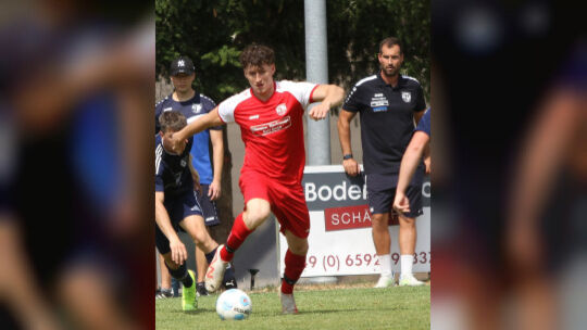 Der SV Ulmen (am Ball Maxim Schejermann) landete beim TuS Ahbach II den dritten Sieg in Serie, aber der späte 2:1-Erfolge kostet